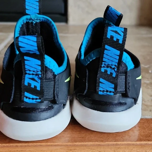 Nike boys black with yellow swoosh shoes size 7 - Picture 5 of 10